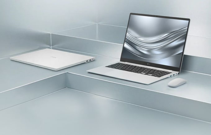 메탈릭한 공간 위에 열린 노트북과 닫힌 노트북, 마우스가 놓여 있고 앞쪽에 두 개의 앱 아이콘이 보이는 미니멀한 제품 이미지.